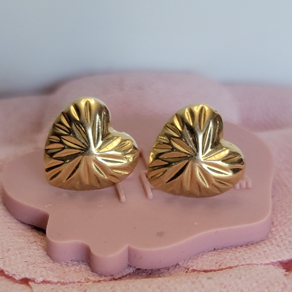 14k Solid Yellow Gold Heart Shape Stud Earrings - image 4